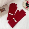 Gants d'hiver en tricot rouge avec poignets côtelés et étiquettes tissées sur tissu blanc - Taille unique / Rouge