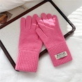 Detail of rose pink knitted wool gloves with ribbed cuffs and branded fabric label - Simple Pink (2HILLDI)