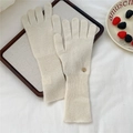 Detalle de guantes de cachemira de punto crema con puños acanalados y pequeño logo de metal - Blanco Crema