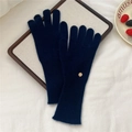 Detalle de guantes de punto azul marino con puños acanalados largos y botón dorado decorativo - Azul Marino