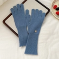 Detalle de guantes de punto azul con textura fina y puños acanalados con colgante - Azul Niebla