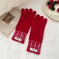 Détail de gants en tricot rouge avec étiquettes ZPKR et décorations de saison - Taille unique / Rouge