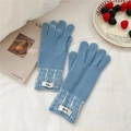 Détail de gants en tricot bleu avec motif à carreaux au poignet et étiquette tissée - Taille unique / Bleu