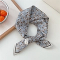 Carré en coton bleu clair à fleurs avec motifs marrons et bordure passepoilée grise - 05-Fleur Abstraite Bleu (Coton)