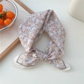 Carré en coton avec imprimés fleurs violettes et jaunes sur un fond blanc cassé - 06-Fleur Abstraite Rose (Coton)