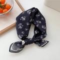 Foulard carré en coton bleu marine à imprimé floral blanc et bordures surfilées - 07-Grappe de Fleurs Noir (Coton)