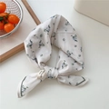 Petit foulard carré en 100% coton à imprimé floral bleu clair et bordure verte - 08-Grappe de Fleurs Crème (Coton)