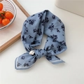 Petit foulard en coton bleu clair à fleurs avec bordure blanche et motif floral noué - 09-Grappe de Fleurs Bleu (Coton)
