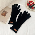 Détails de gants en tricot noirs avec texture côtelée et écusson en cuir marron - Taille unique / Noir