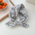 Petit foulard en coton bleu-gris clair avec de jolis motifs floraux délicats - 15-Fleur Bleue à Cadre (Coton)