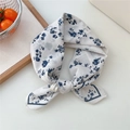Bandana carré en coton blanc respirant avec motifs floraux bleus et texture souple - 19-Pivoine à Ligne avec Cadre (Coton)