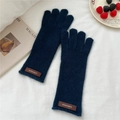 Detalle de guantes de punto azul marino con etiqueta de cuero en un ambiente invernal - Talla única / Azul marino