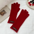 Detalle del tejido de guantes de invierno rojo oscuro con parche de cuero marrón - Talla única / Rojo