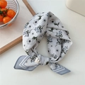 Petit foulard carré respirant en coton et lin avec motif floral bleu et bord rayé - 21-Feuille Verte Marguerite Bleue (Coton)