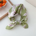 Petit foulard en coton vert à motifs floraux blancs et roses noué sur une table - 24-Feuille de Craie Fond Vert (Coton)