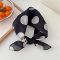Sciarpa di cotone a pois bianchi e neri annodata per un'estetica vintage retrò - Pois Neri