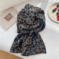 Dettaglio macro della trama della sciarpa in maglia leopardata grigia con etichetta - Leopardo Grigio