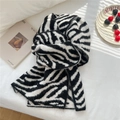 Dettaglio di sciarpa in maglia zebrata bianca e nera con morbida texture in mohair - Zebra Bianca e Nera