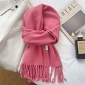 Detail of rose pink 100% wool scarf showing fringe edges and authentic quality tag - 39*190cm / Pink