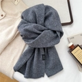 Vista detallada de la bufanda de lana gris oscuro y etiqueta de material para invierno - Gris