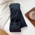 Bufanda de plumón negra con nudos tradicionales sobre ropa de cama blanca pura - Negro (Estilo de Botón Chino)