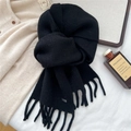 Detalle de bufanda de punto negro con flecos y pequeño logo metálico plateado - Negro