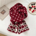 Detail eines weinroten Strickschals mit Hahnentrittmuster, Karos und Fransenrand - Weinrotes Vogel-Gitter-Diamant
