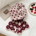 Detail eines weichen Strickschals mit roten Sternenmustern und bunten Rautenstrukturen - Cremefarbenes Rotes Vogel-Gitter-Diamant