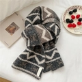 Detail eines weichen Strickschals mit Wellenmuster, grau-weißes geometrisches Design - Graue Zickzack-Streifen