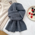 Dettaglio di sciarpa in pura lana grigio scuro con trama a maglia a coste spessa e calda - Grigio