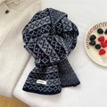 Detalle de una bufanda de lana 100% con patrón étnico azul y gris y etiqueta - Pata de Gallo Azul Marino y Gris (MX0298)