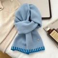 Dettaglio della trama a maglia di una sciarpa di lana bicolore blu con elegante accento in metallo - Azzurro & Blu Scuro (3D)