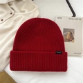 Detalle de gorro rojo de 100% lana con textura de punto acanalado y borde doblado - Rojo