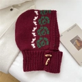 Dettaglio del passamontagna bordeaux in maglia con motivi floreali e bottoni in legno - Borgogna