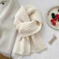 Dettaglio di sciarpa in maglia crema con trama a costine spesse e stile annodato - 23*167cm / crema