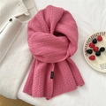 Nahaufnahme des rosa Wollschals mit Zopfmuster und hochwertiger 100% Wolle Textur - Weizenrosa