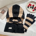 Dettaglio del passamontagna a strisce lavorato a maglia e guanti coordinati - Set Nero e Cammello (Cappello e Guanti)