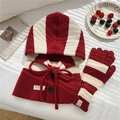 Dettaglio del passamontagna in maglia a righe rosse e bianche con guanti e bottoni - Set Rosso e Bianco (Cappello e Guanti)