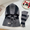 Dettaglio del passamontagna a maglia a righe grigie e guanti coordinati per l'inverno - Set Grigio e Nero (Cappello e Guanti)