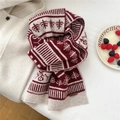 Dettaglio della maglia di una sciarpa in misto lana Fair Isle rossa e bianca con etichetta - Motivo ad Albero Rosso