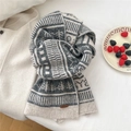 Dettaglio della sciarpa in maglia con motivi nordici e piccola etichetta in pelle - Motivo ad Albero Grigio