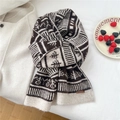 Dettaglio della sciarpa in maglia misto lana marrone scuro con motivi jacquard - Motivo ad Albero Marrone