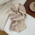 Dettaglio sciarpa in lana bicolore con targhetta Doria Dore su trama morbida e calda - 21*165cm / Caffè e Beige