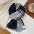 Dettaglio della sciarpa in lana bicolore con trama in maglia e logo in pelle - 21*165cm / Blu Notte e Grigio