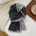 Close-up of two-tone gray wool scarf with knitted texture and brand metal nameplate - 21x165cm / Metal Border Gray & Gray