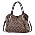 Détail du motif trèfle rétro sur un sac à main en similicuir marron avec finitions dorées - Style Fleur / Marron