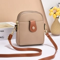 Bolso pequeño bandolera beige textura lichi con tres cremalleras y solapa marrón - Caqui