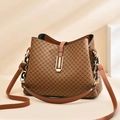 Sac seau marron imprimé avec serrure dorée et chaîne en résine sur socle beige - Brun