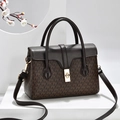 Borsa a tracolla marrone scuro con motivo monogramma MK e chiusura dorata - caffè