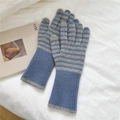 Detalle de guantes de punto a rayas con puños acanalados sobre textil blanco suave - Azul / Gris a Rayas